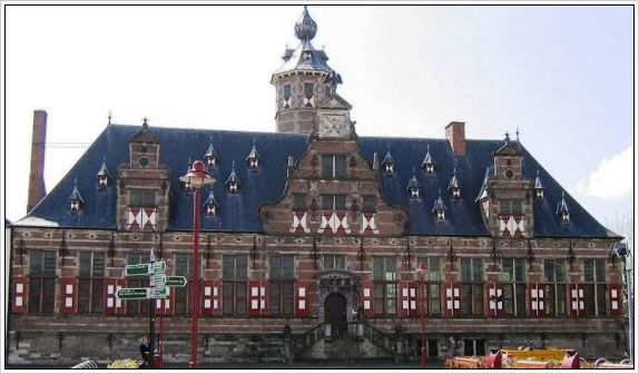 画像：クセナキス・アンサンブルが本拠を置くオランダ・ミデルブルグ市火縄銃兵士館。1607年建立。Via Wikimedia commons